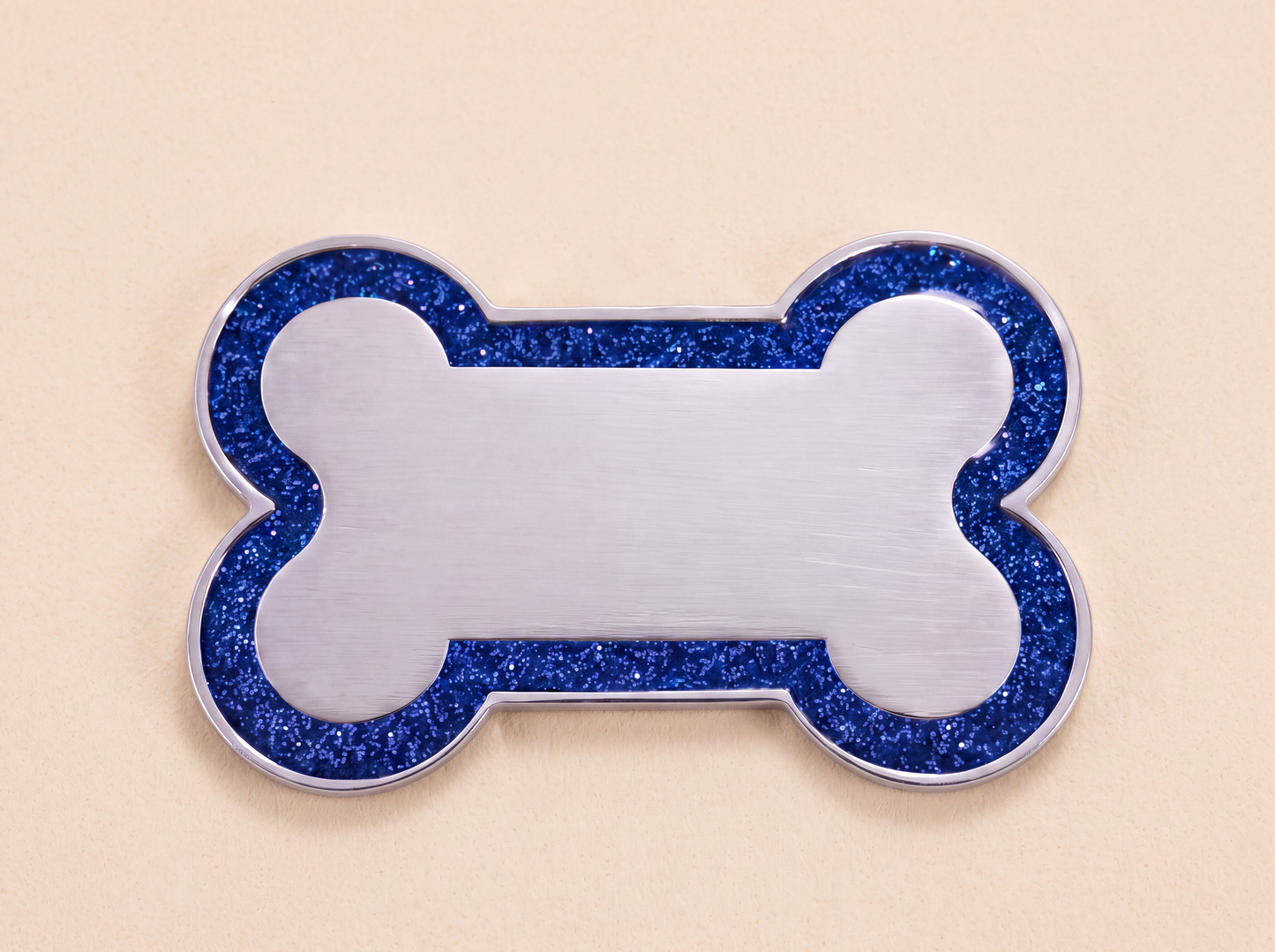 Botvormige hondenpenning met glitterrand en blanco midden, blauw
