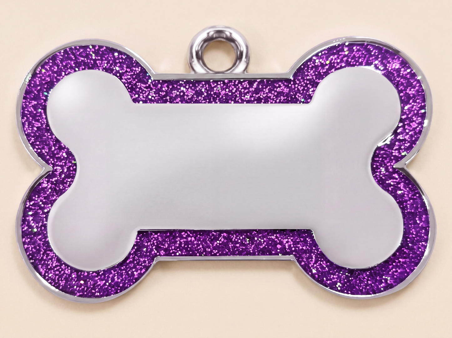 Botvormige hondenpenning met glitterrand en blanco midden, paars