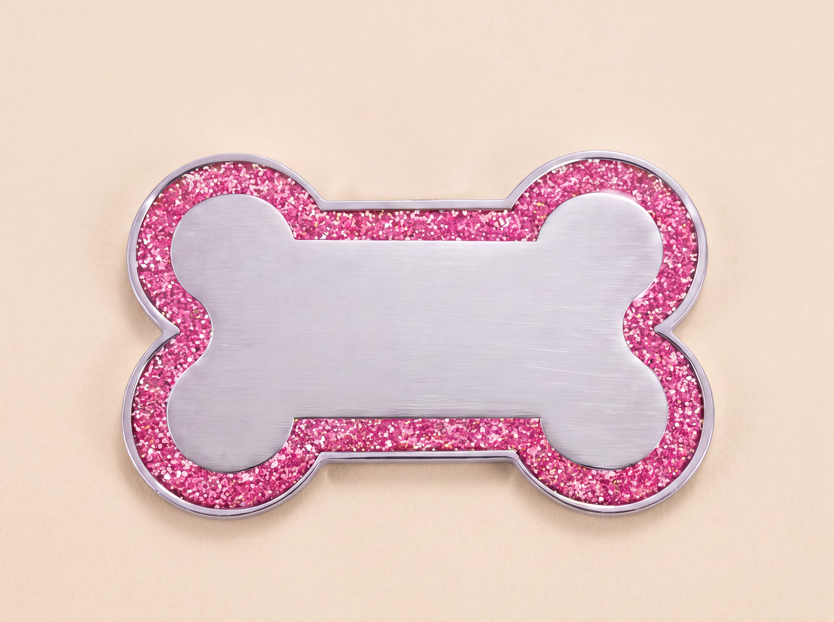 Botvormige hondenpenning met glitterrand en blanco midden, roze