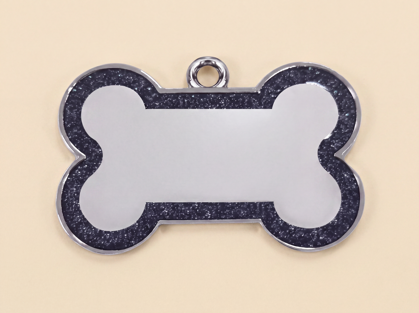 Botvormige hondenpenning met glitterrand en blanco midden, zwart
