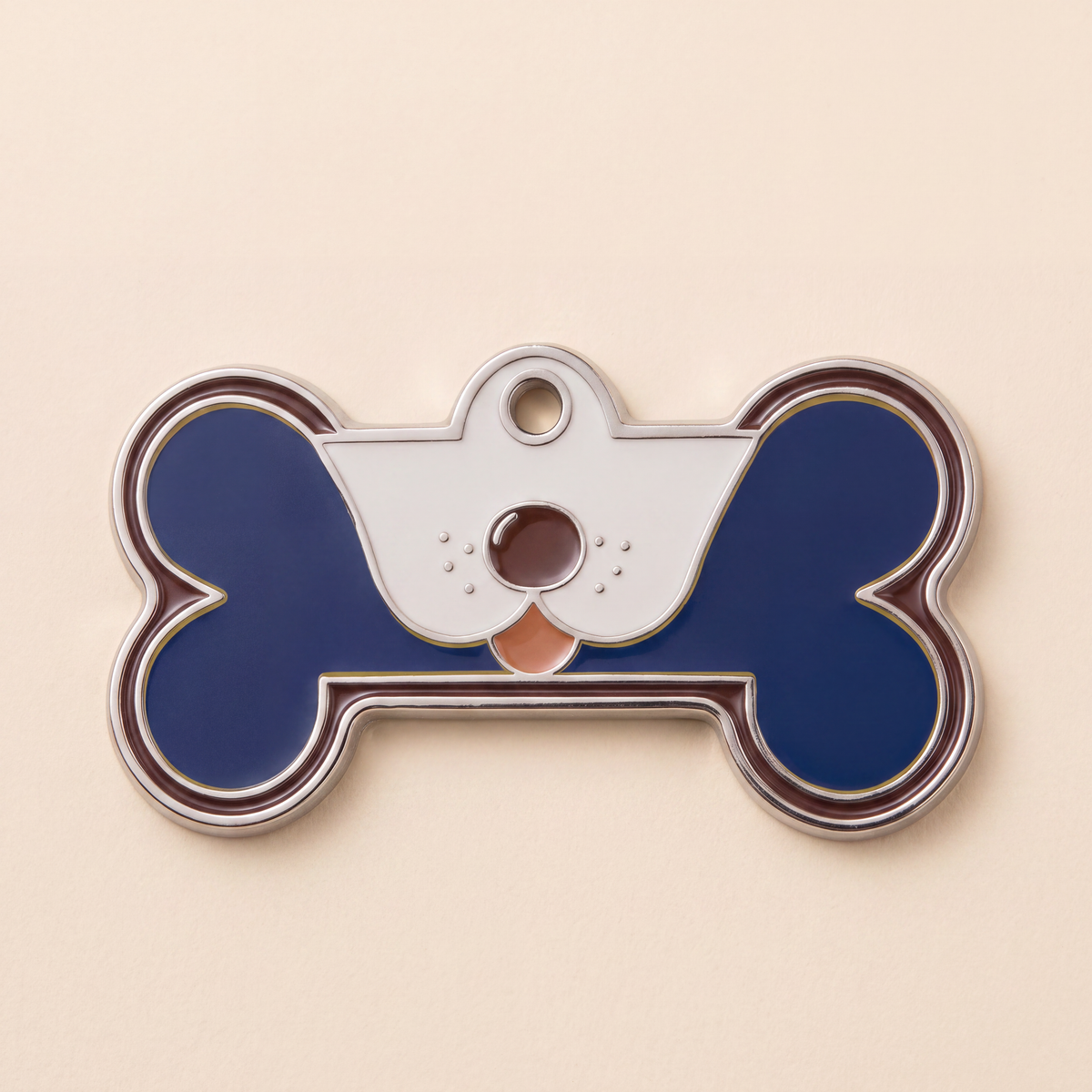 Botvormige hondenpenning met een hondenkopje in het midden, donkerblauw