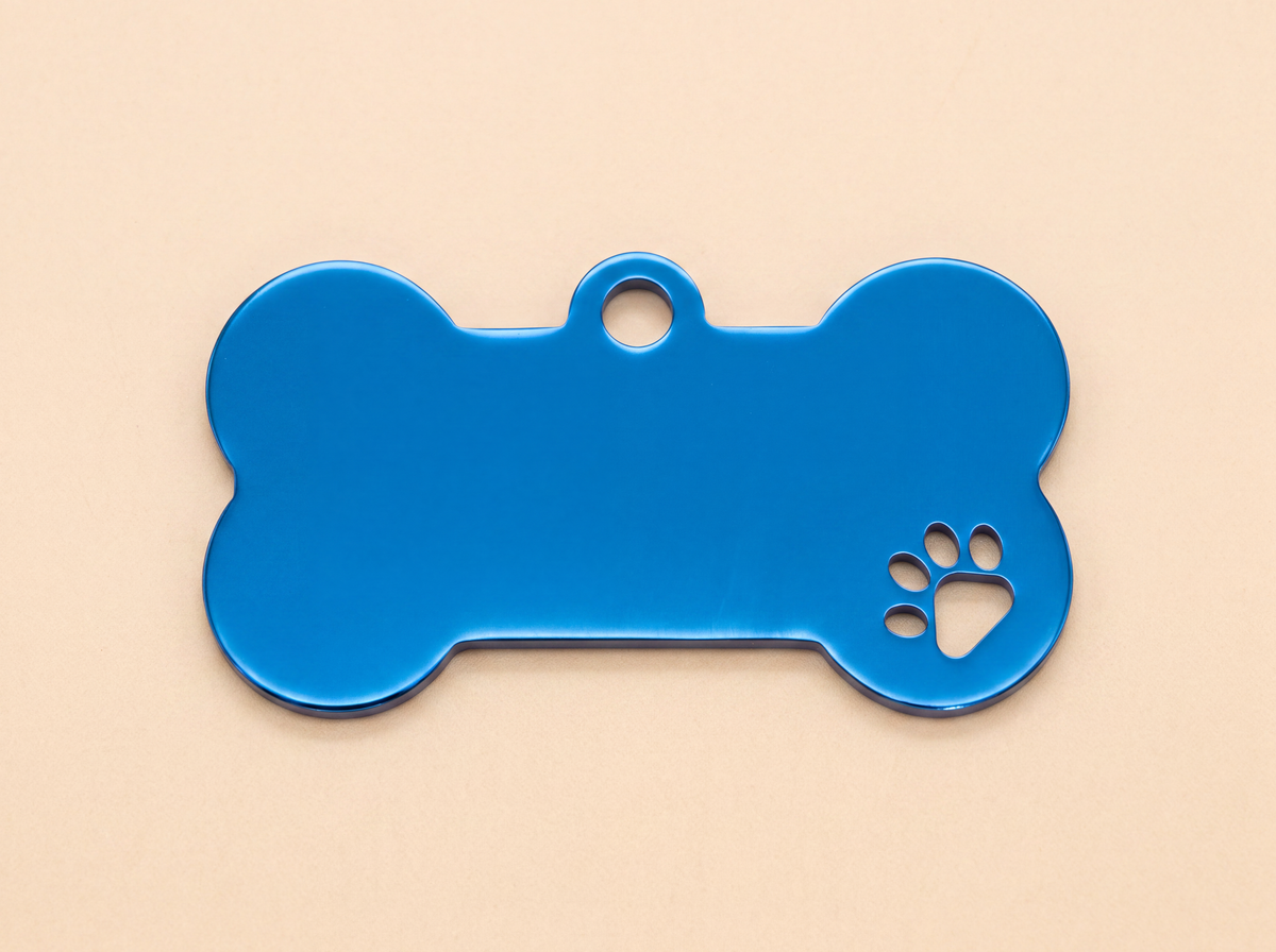 Hondenpenning in botvorm met uitgesneden pootafdruk, roestvrij staal, blauw