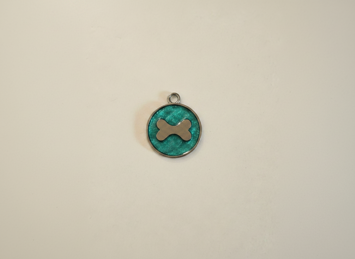 Ronde hondenpenning met een uitgesneden botje in glitter, groen