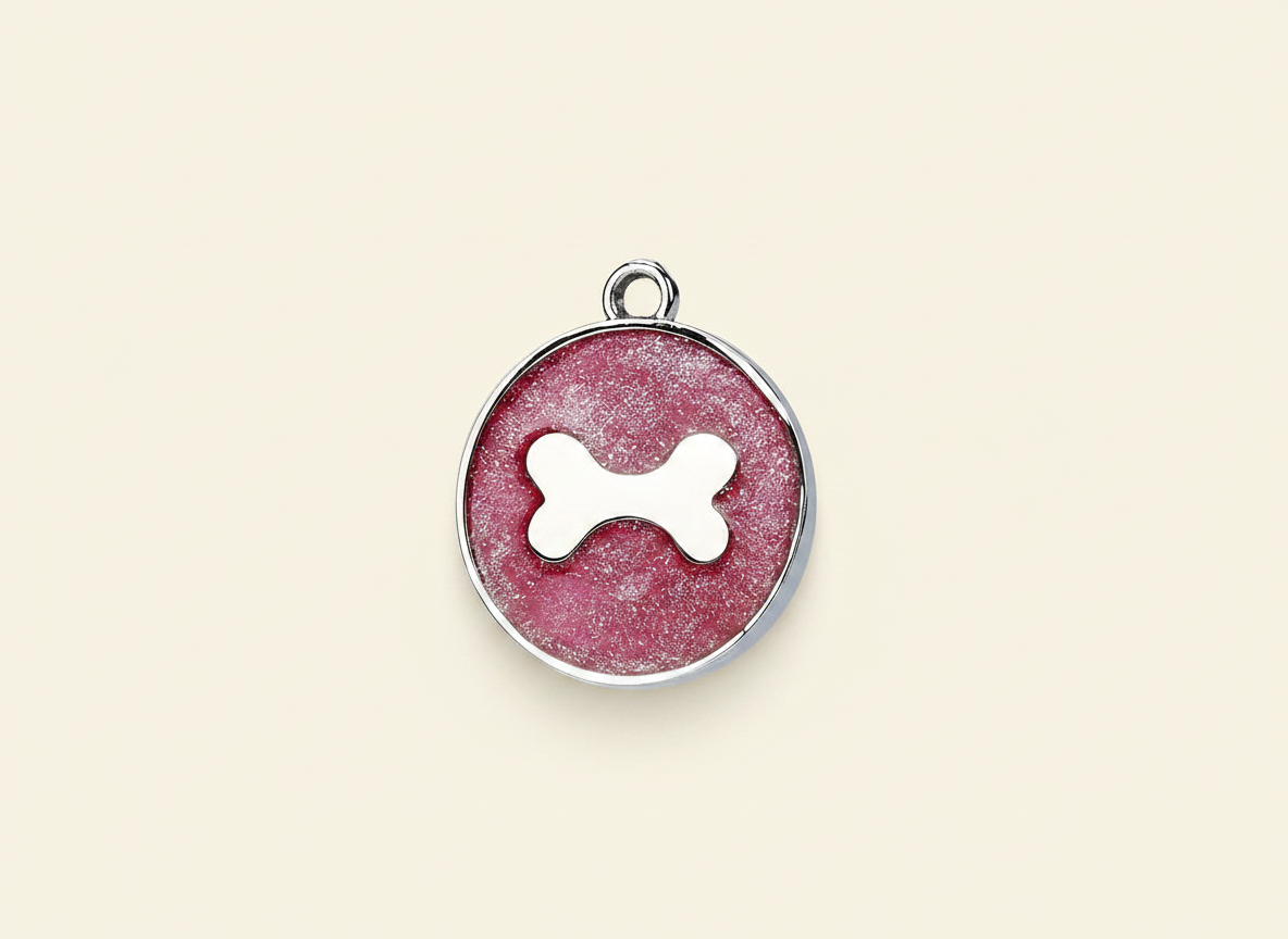 Ronde hondenpenning met een uitgesneden botje in glitter, roze