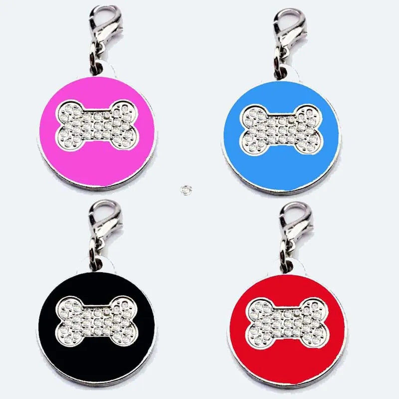 Ronde hondenpenning met strass en botmotief