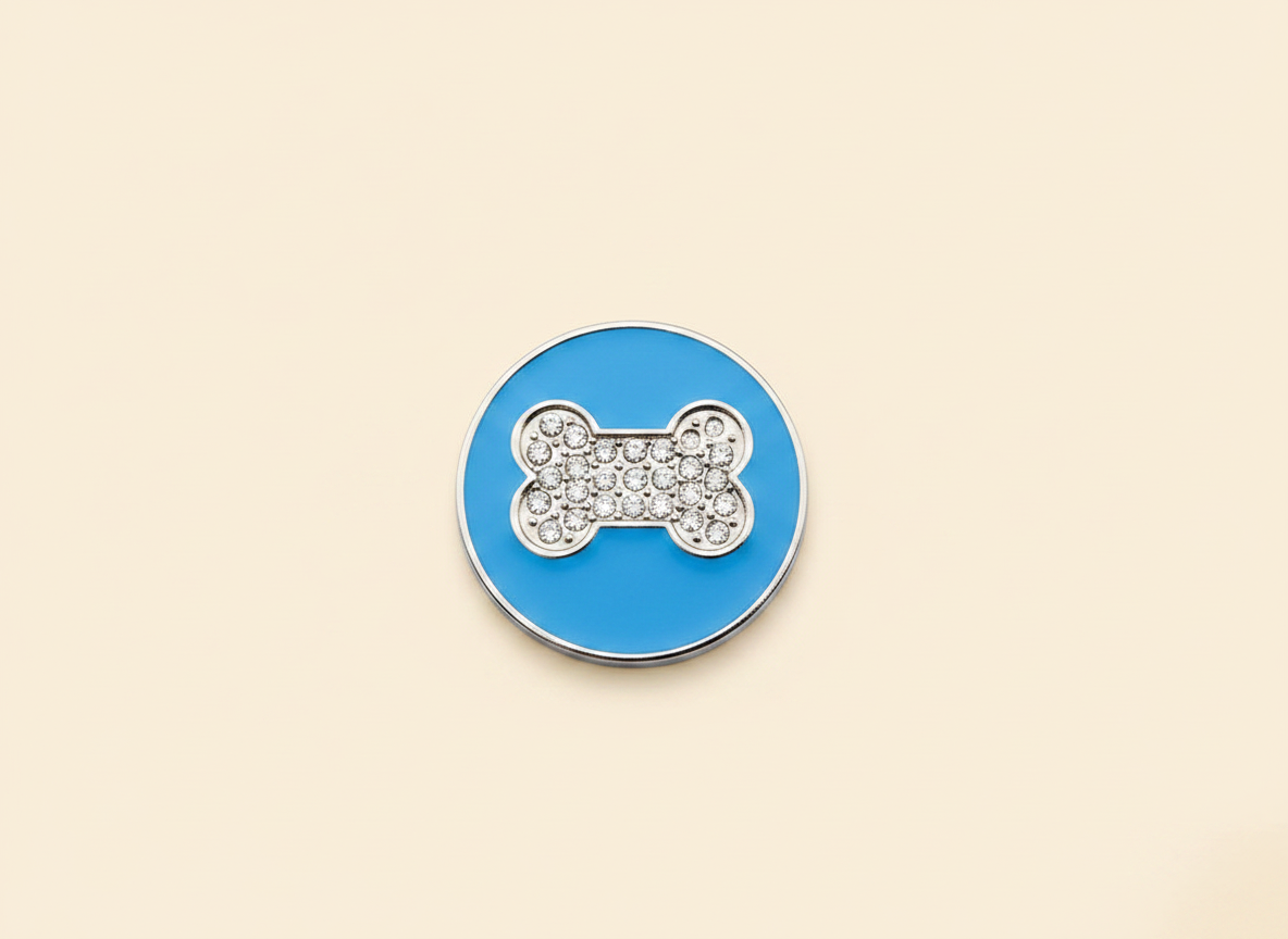 Ronde hondenpenning met botmotief en strass-steentjes, blauw