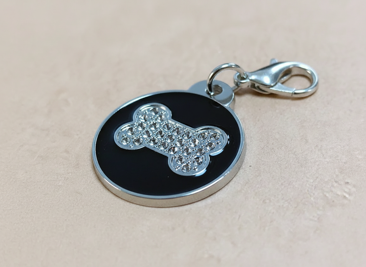 Ronde hondenpenning met strass en botmotief
