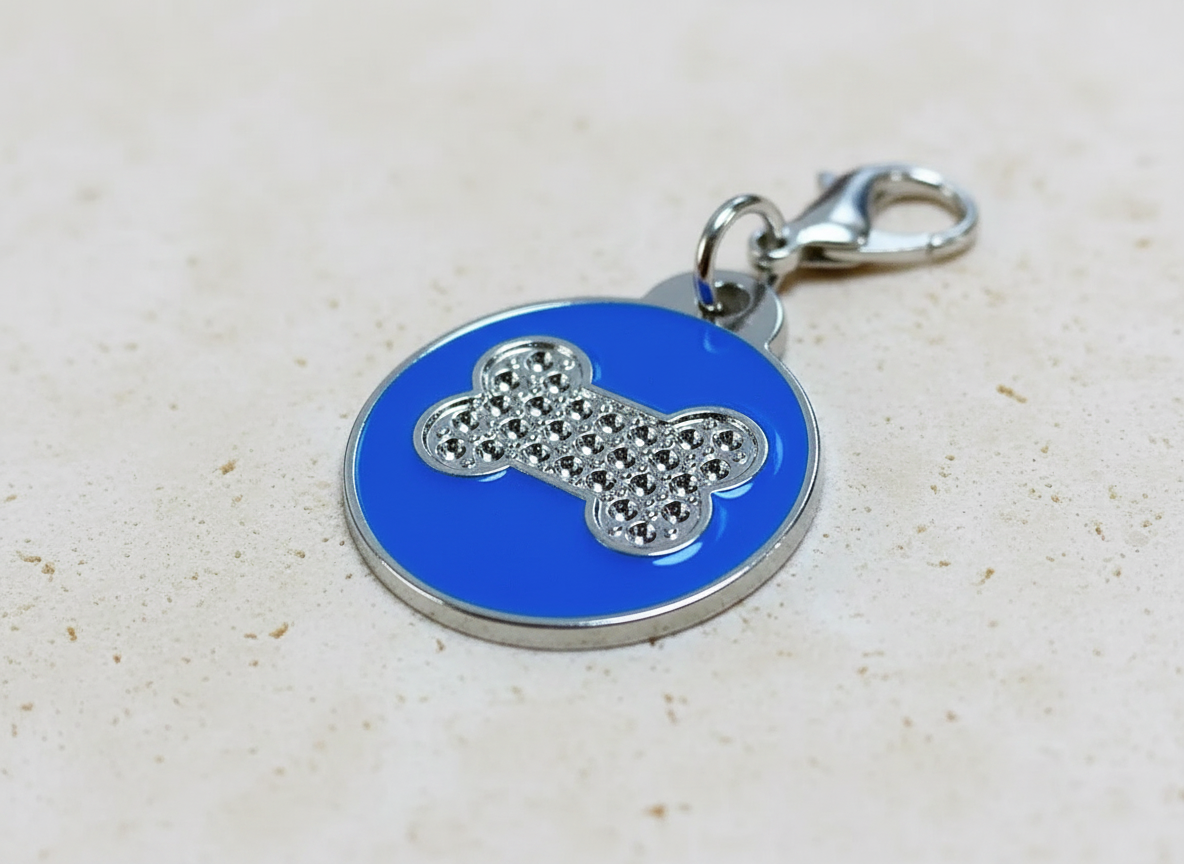 Ronde hondenpenning met strass en botmotief