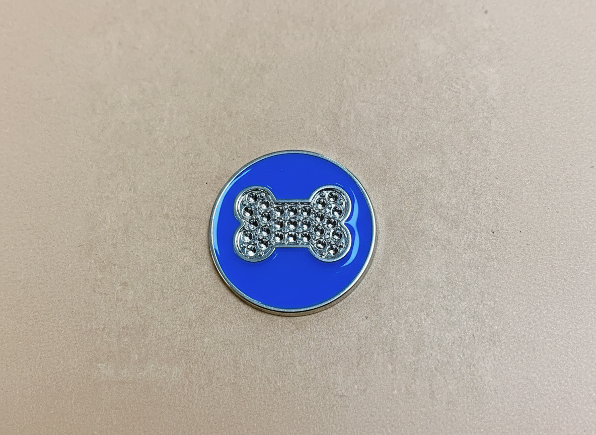 Ronde hondenpenning met botmotief en strass-steentjes, donkerblauw