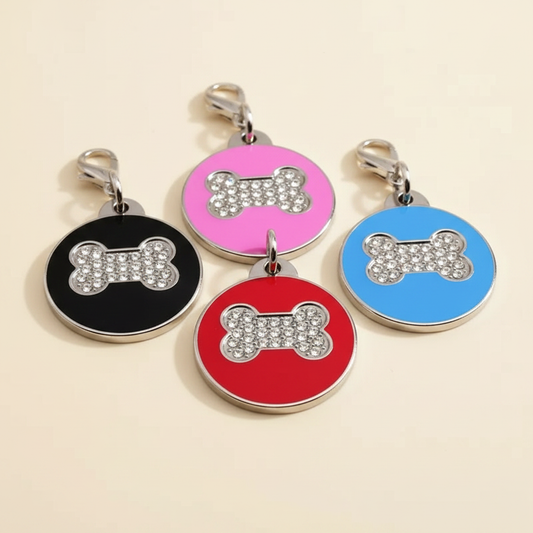 Ronde hondenpenning met strass en botmotief