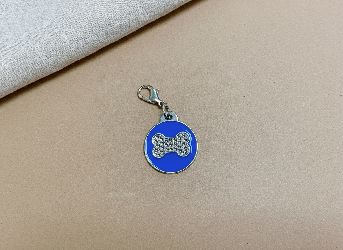 Ronde hondenpenning met strass en botmotief