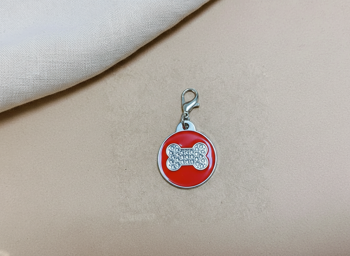 Ronde hondenpenning met strass en botmotief