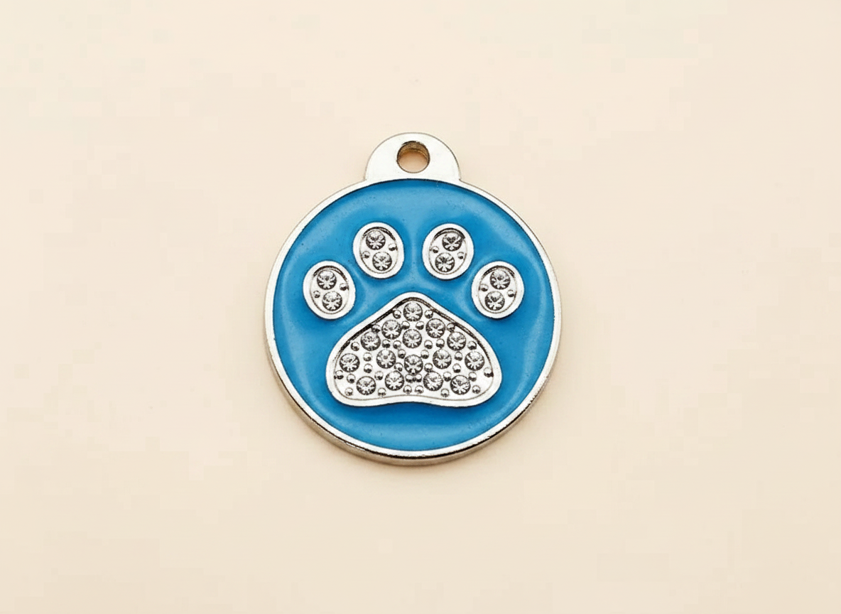 Ronde hondenpenning met pootmotief en strass-steentjes, blauw