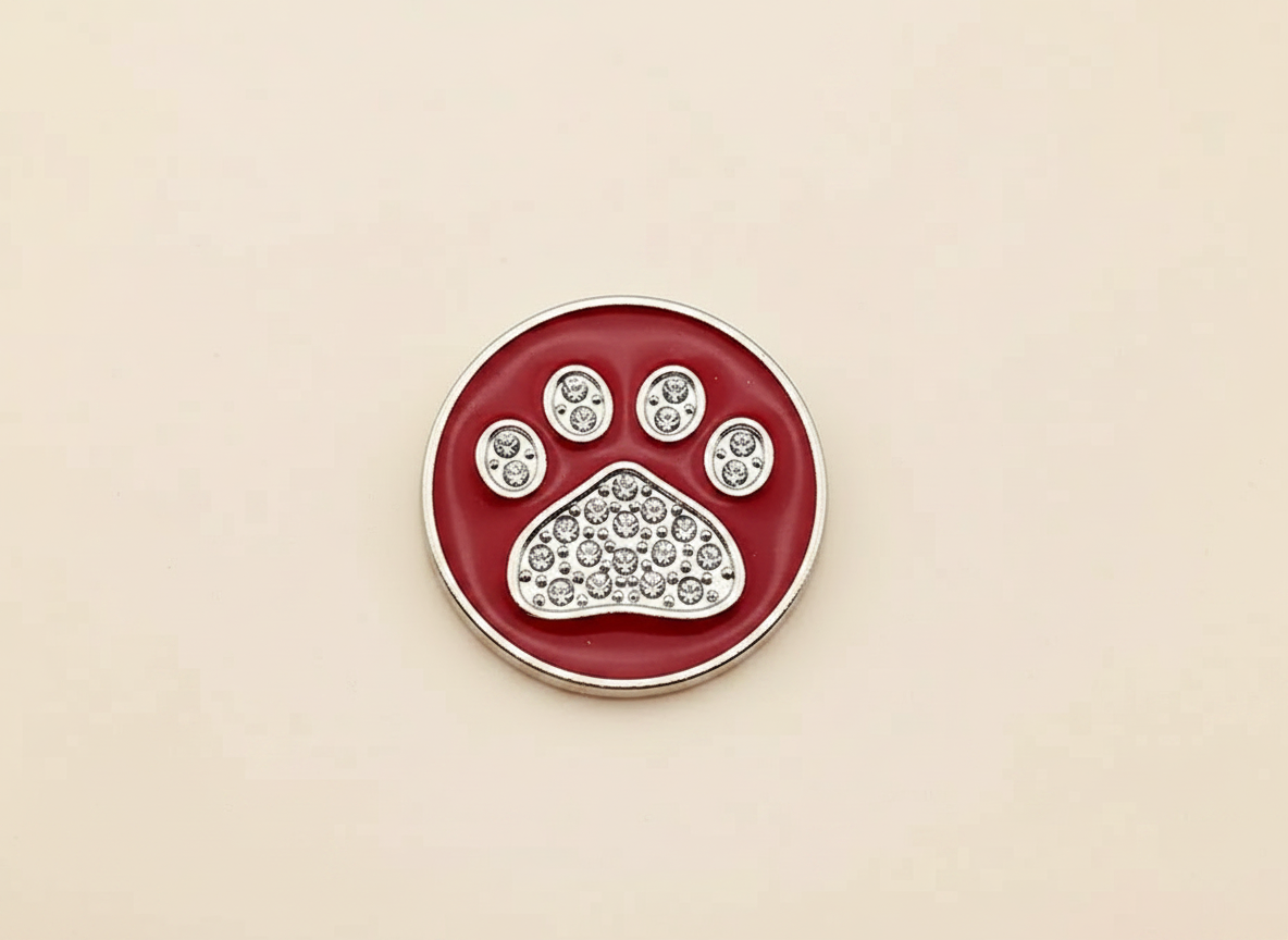Ronde hondenpenning met pootmotief en strass-steentjes, rood