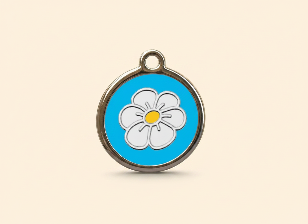 Ronde huisdierpenning met een madeliefje in zacht emaille, blauw